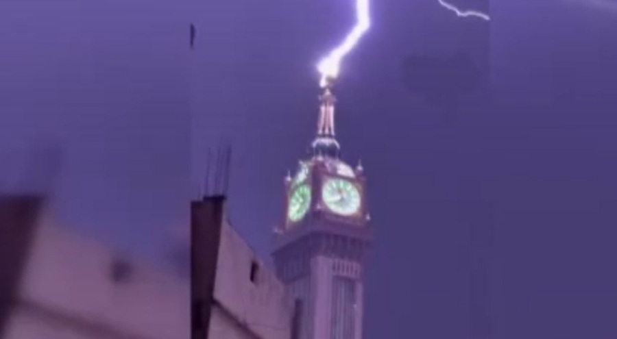 Dünyanın en büyük saat kulesine yıldırım düştü!