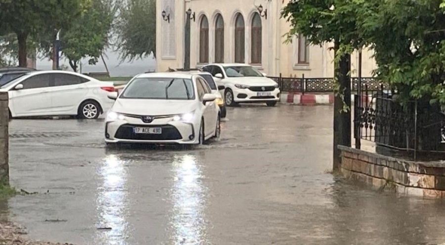 Çanakkale'de kuvvetli yağış zor anlar yaşattı