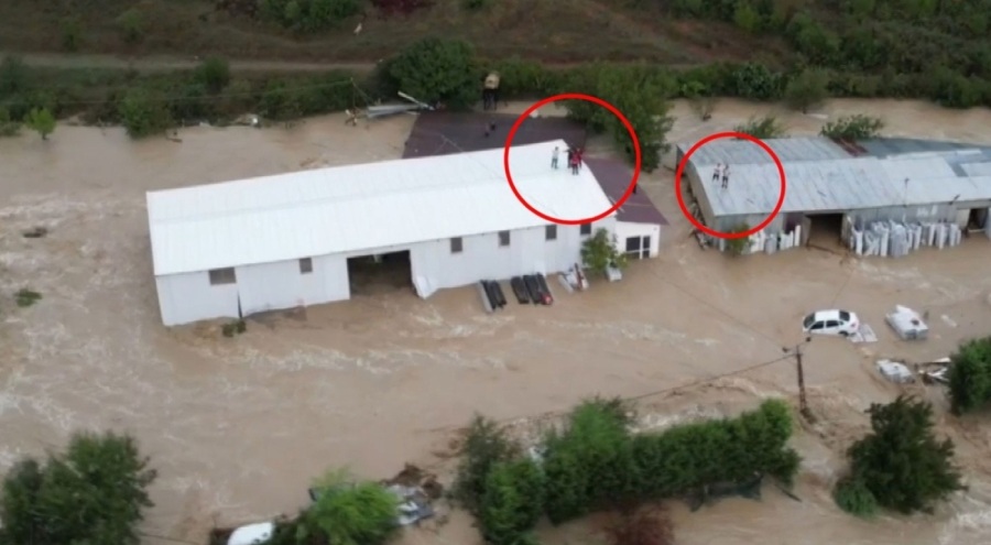 Derenin taştığı Arnavutköy'de işçiler çatıda yardım bekliyor