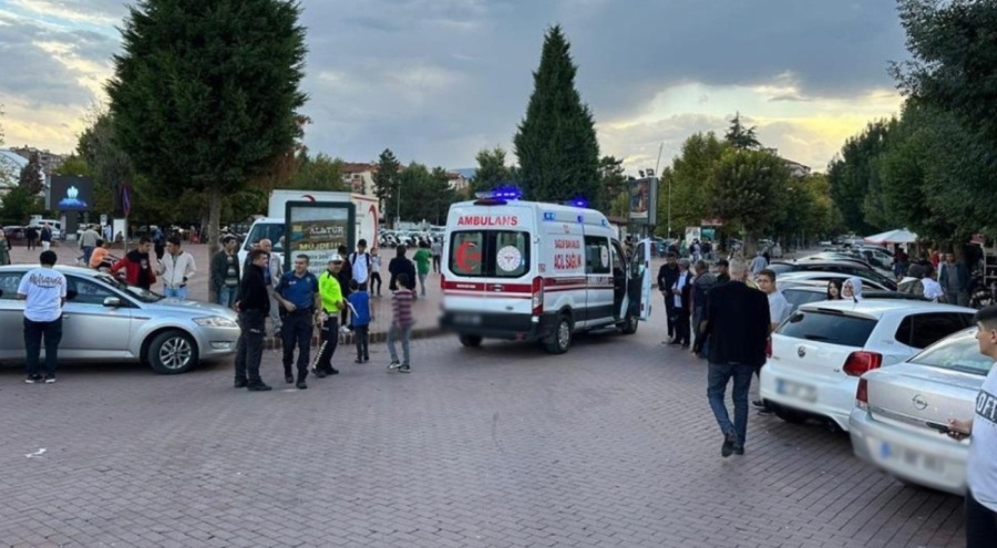 Elektrikli bisikletli yayaya çarptı: 2 yaralı