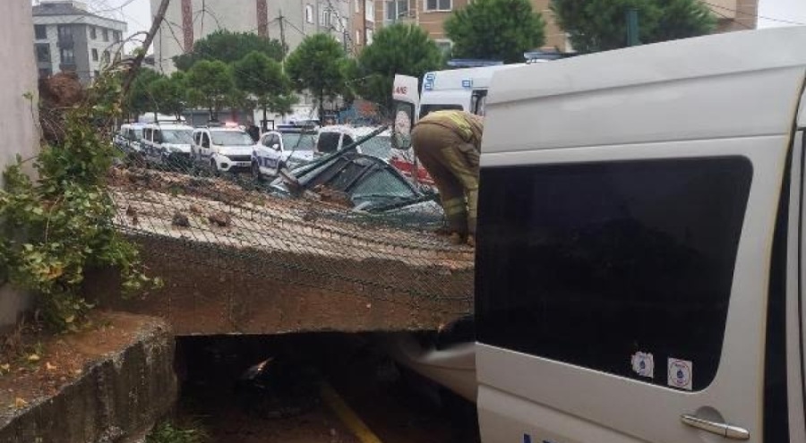 Pendik'te istinat duvarı araçların üzerine çöktü! 5 kişi sıkıştı