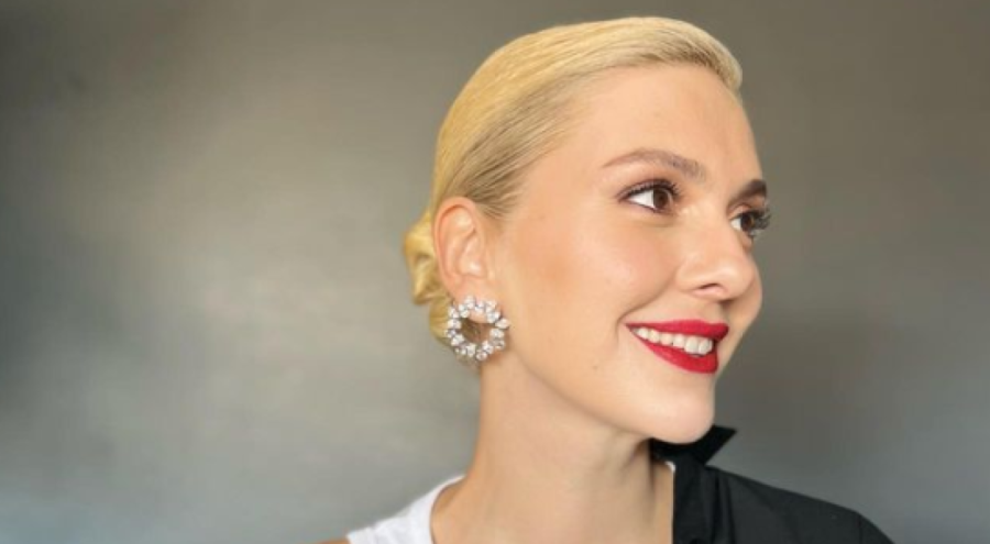 Bergüzar Korel'in davet tarzı dikkat çekti