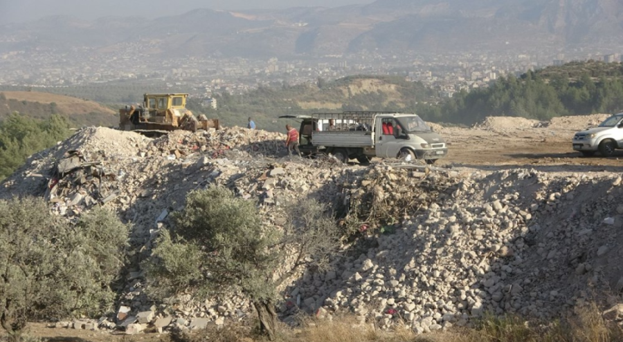 Hatay'da deprem sonrası moloz dağları oluştu