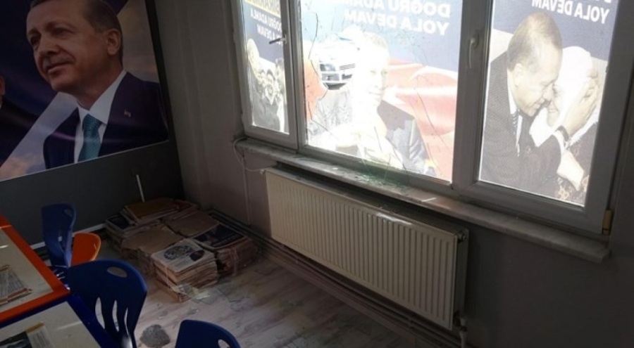 Çanakkale'de parti binasına saldırı