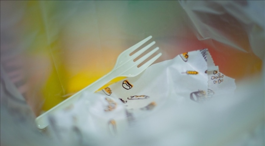 İngiltere'de tek kullanımlık çatal, bıçak ve tabaklara yasak geldi