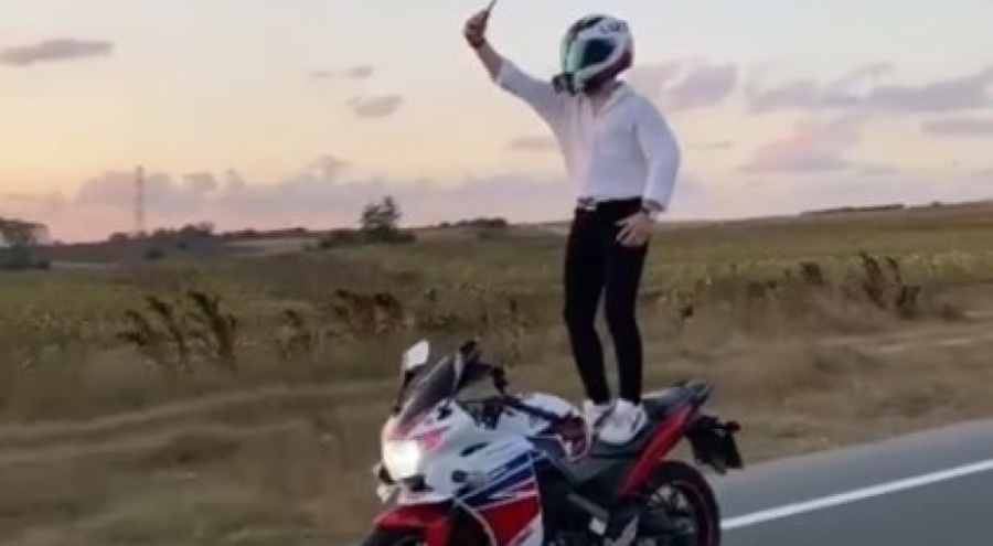 Trafikte motosiklet sürücüsü yürekleri ağza getirdi!