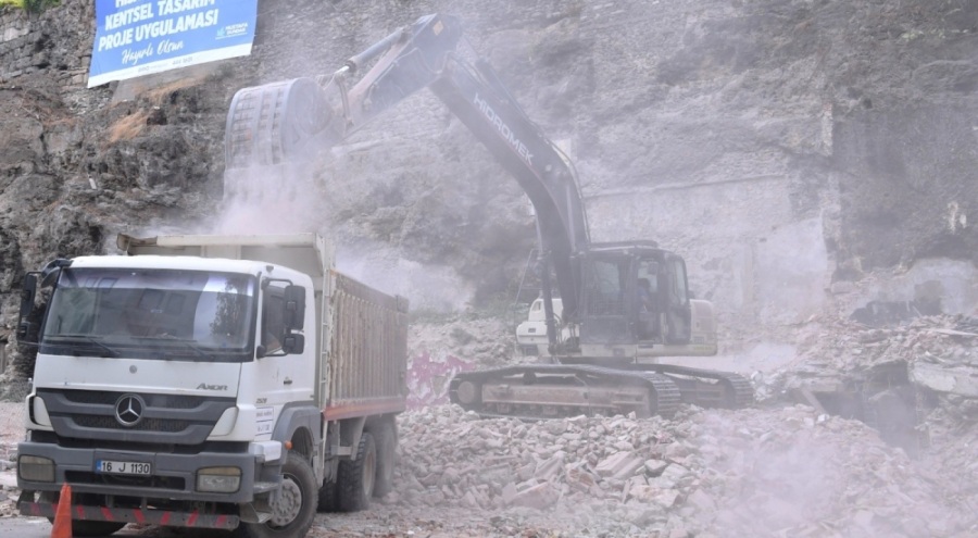 Osmangazi'de toprak kayması nedeniyle zarar gören binalar yıkıldı