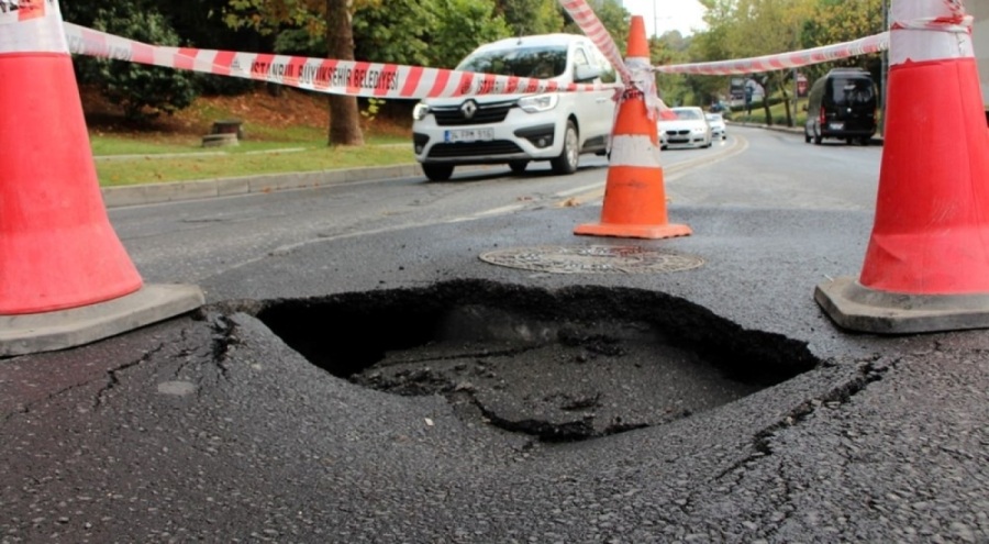 Şişli'de yol çökünce trafik kilitlendi