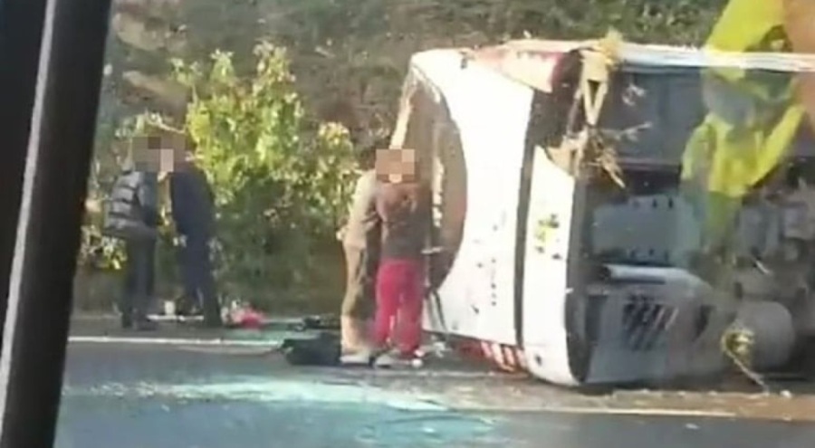 İngiltere'de öğrenci servisi devrildi: Onlarca yaralı var