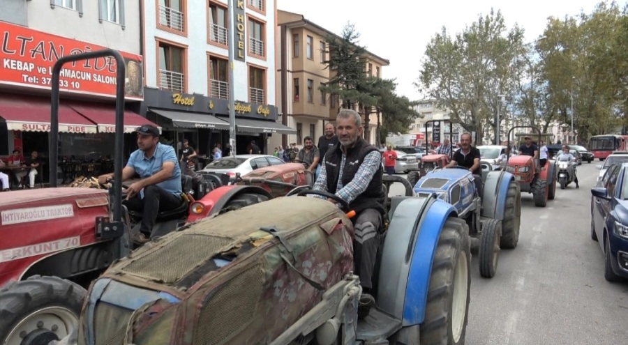 Armut Festivali'ne çiftçiler traktörleriyle kortej katıldılar