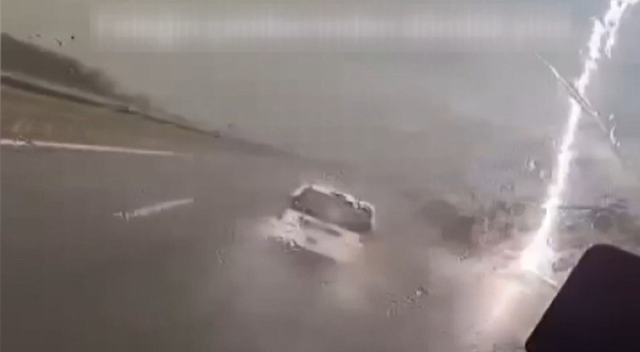 Yoldaki araçların yanına düşen yıldırım kamerada