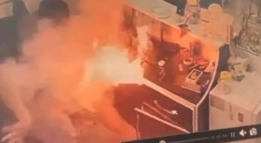 Cep telefonu bataryası bomba gibi patladı