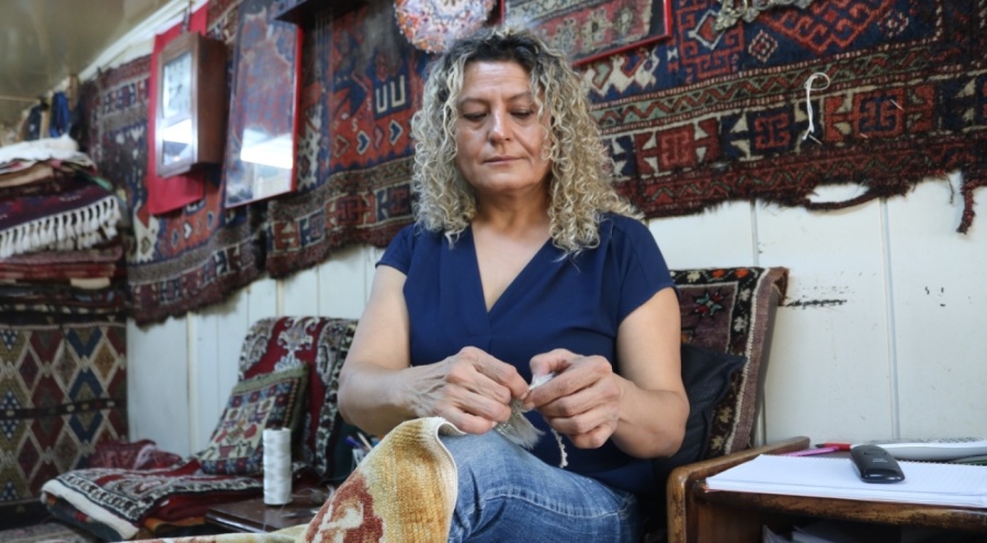 Bursa'da 32 yıldır antika halıları yeniliyor! Dünyanın her yerinden geliyor
