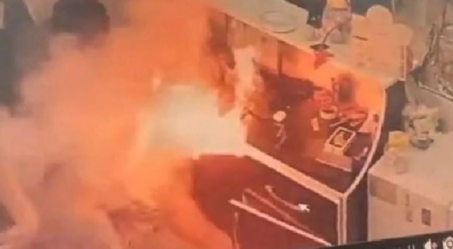 Cep telefonu bataryası bomba gibi patladı