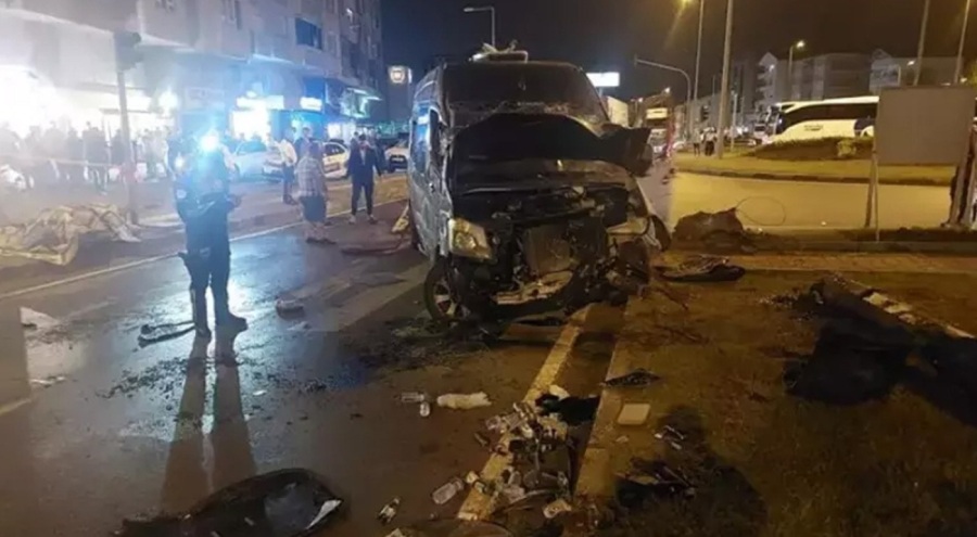 Ünlü rapçileri taşıyan minibüs kaza yaptı