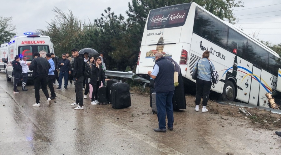 Bursa'da yolcu otobüsü yoldan çıktı!