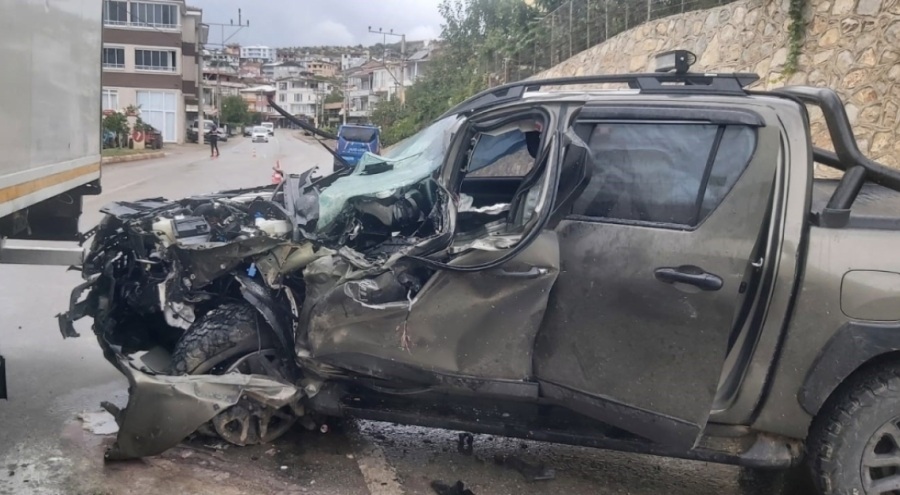 Bursa'da kamyonet şeftali yüklü tırın altına girdi!