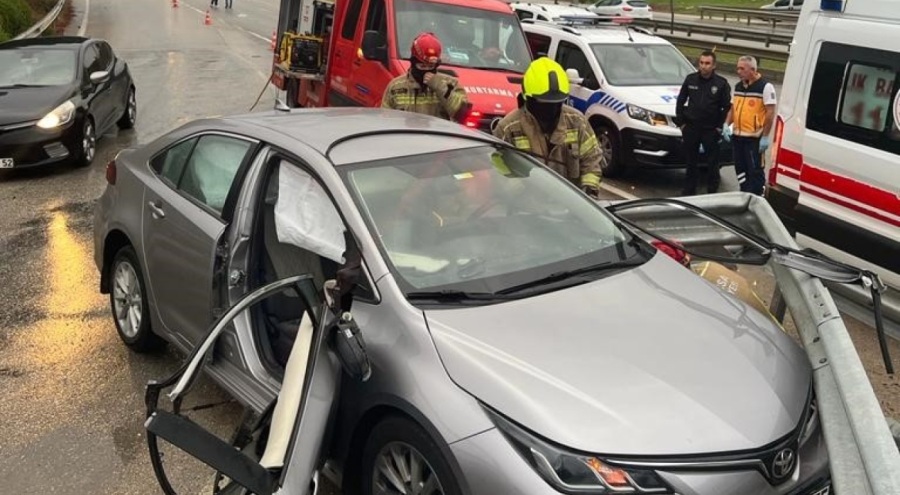 Bursa'da feci kaza! Kayganlaşan yolda bariyerlere çarparak hayatını kaybetti