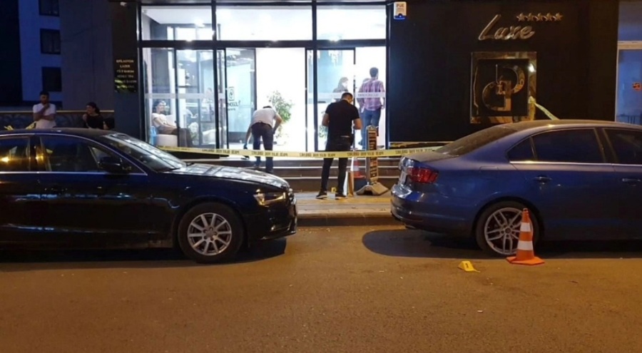 İş yerine düzenlenen silahlı saldırıda yoldan geçen anne ve kızı vuruldu!