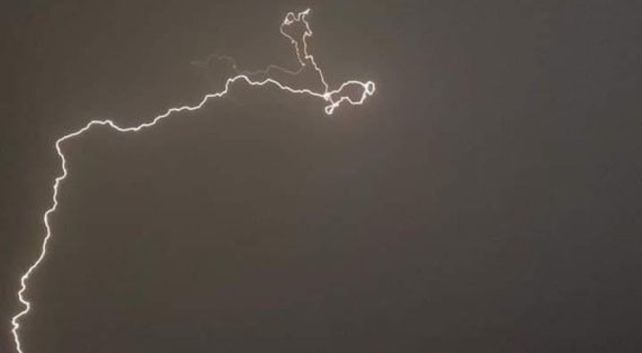 Rize'de şimşekler, geceyi aydınlattı