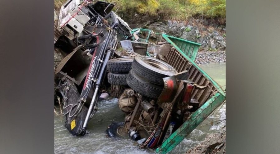 Bolu'da kepçe taşıyan kamyon dereye uçtu, 1 kişi hayatını kaybetti