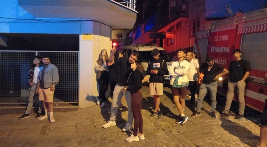Aydın'da bir ev yandı, mahalleli izlemeye koştu