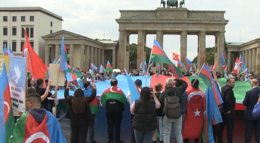 Azerbaycanlılar, Berlin'de Alman medyasını protesto etti
