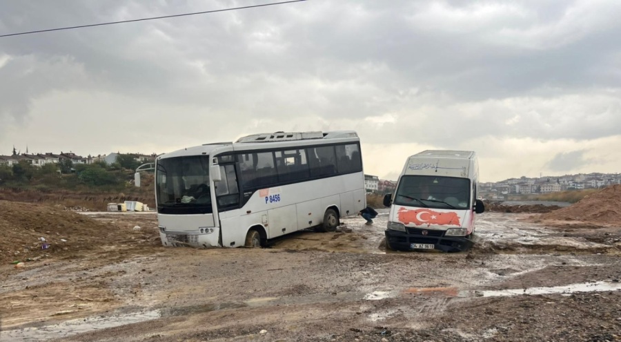 Sağanak yağış nedeniyle yol çöktü