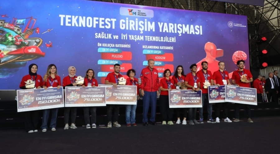 Teknofest'te en iyi ön kuluçka girişimci ödülünün sahibi BUÜ oldu