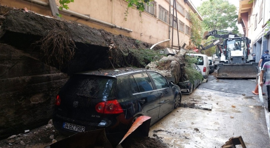 Zeytinburnu'nda istinat duvarı araçların üzerine çöktü
