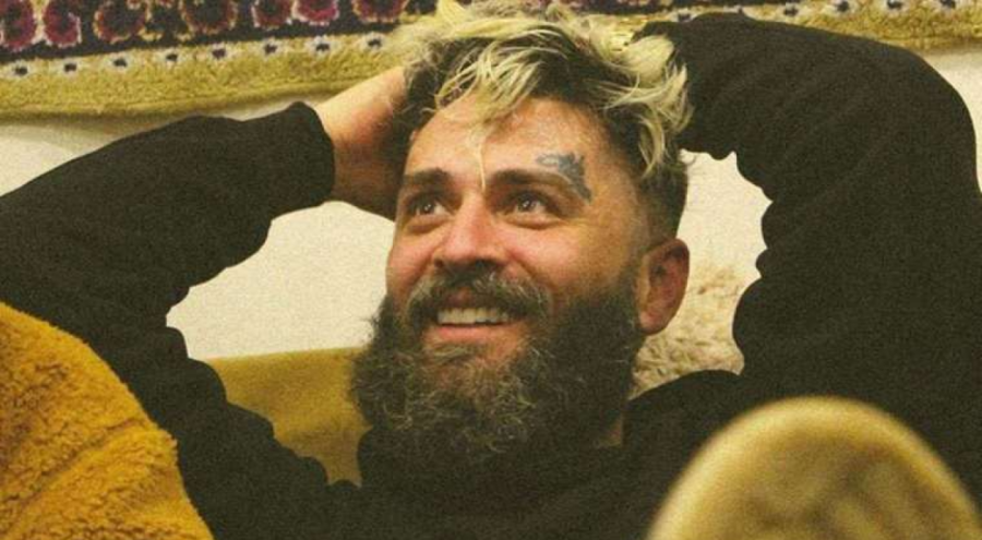 Ünlü rapçi konsere giderken kaza yaptı