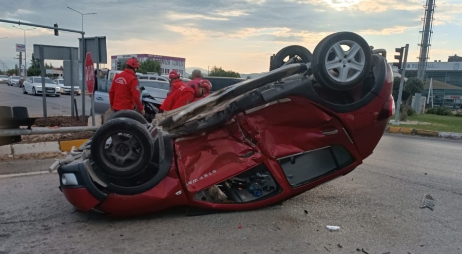 Burhaniye'de otomobiller çarpıştı: 3 yaralı