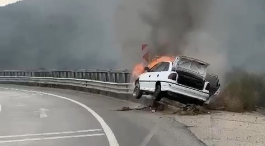 Bursa'da bariyerlere çarpan araç cayır cayır yandı!