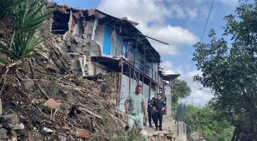 İstanbul'da kopan kaya parçaları evlerin üzerine düştü