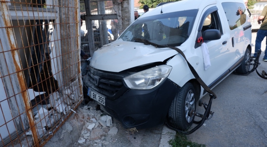 Evin duvarına çarpan araçta göçmenler bulundu