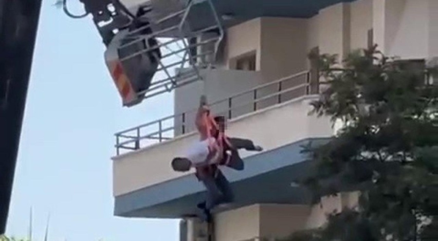 Adana'da vinç sepeti kırıldı