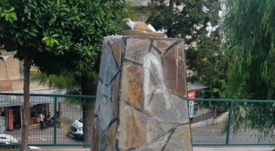 İzmir'de Atatürk büstüne saldırdılar