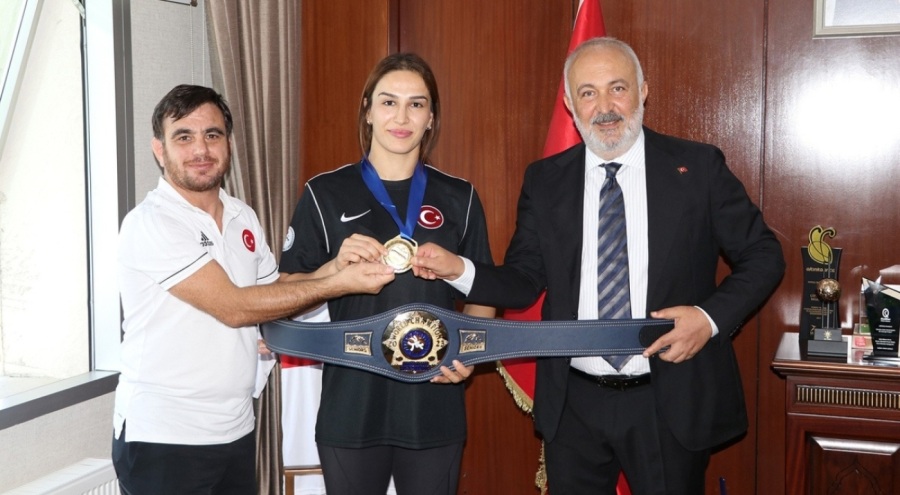 Dünya şampiyonu güreşçi Buse Tosun Çavuşoğlu'na dev ödül