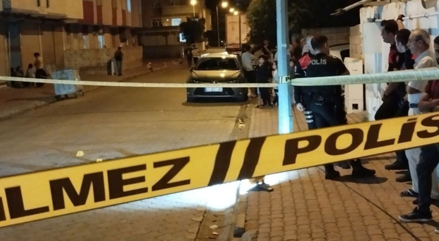 Uzaklaştırma kararı bulunan eşini, iki çocuğunun gözü önünde katletti