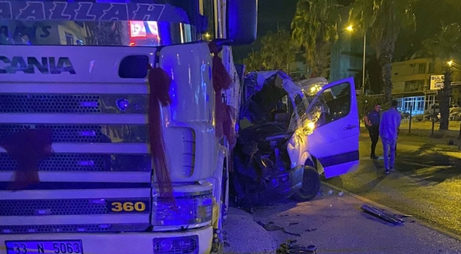 Tur minibüsü ile kamyon çarpıştı! Ölü ve yaralılar var