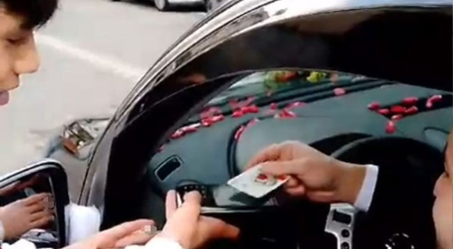 Bu da oldu! Pos makinesi ile gelin arabasının önünü kesip bahşiş aldı