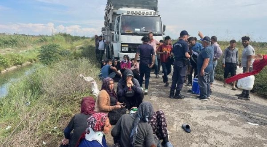 Tarım işçilerinin taşındığı minibüs kanala devrildi! Çok sayıda yaralı