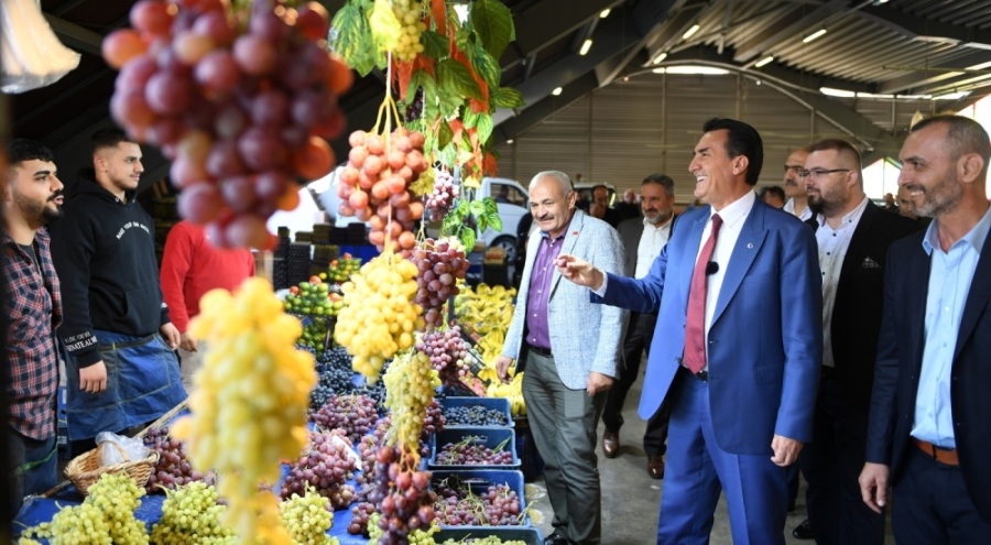 Osmangazi Belediye Başkanı Dündar,  Akpınar Mahallesi'ndeki kapalı pazarı ziyaret etti