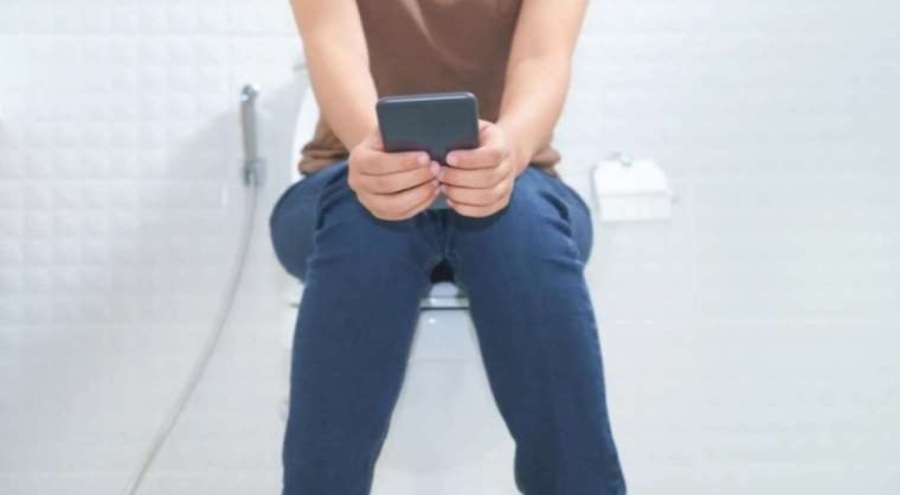 Uzmandan uyarı: Tuvalette cep telefonu kullananların dikkatine!