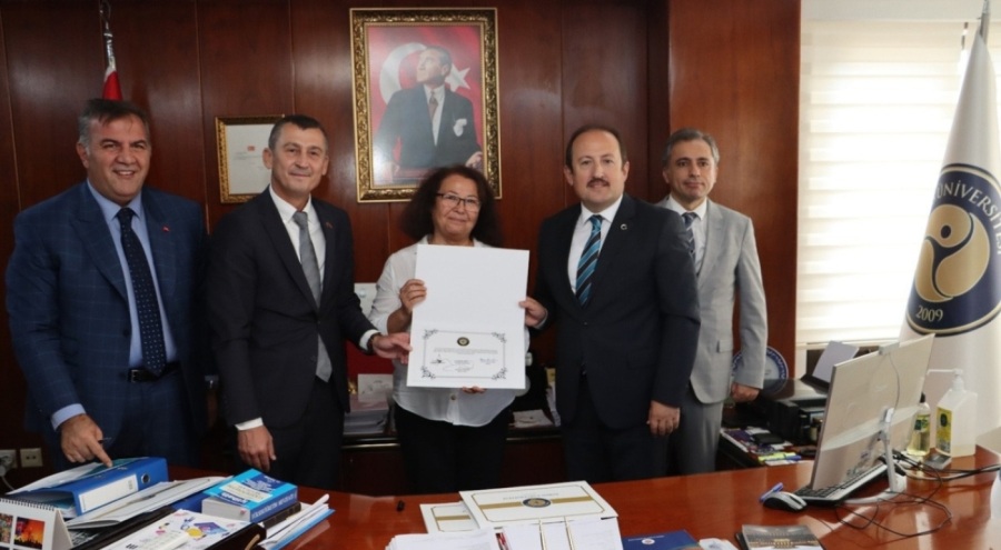 Şehit annesi Ayla Çiğa, Toros Üniversitesi'nde 'psikoloji' bölümünü kazandı