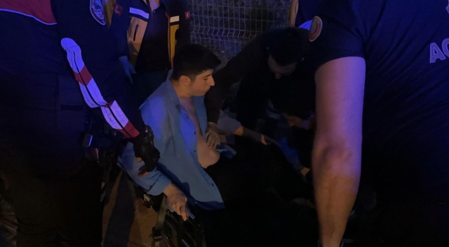 "Yan baktın" kavgasında bıçaklar çekildi: 1 yaralı, 1 firari