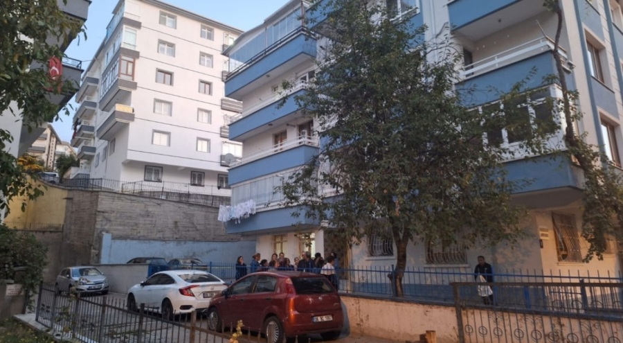 Genç kız, erkek arkadaşıyla görüşmesini istemeyen annesini öldürüp, intihar etti