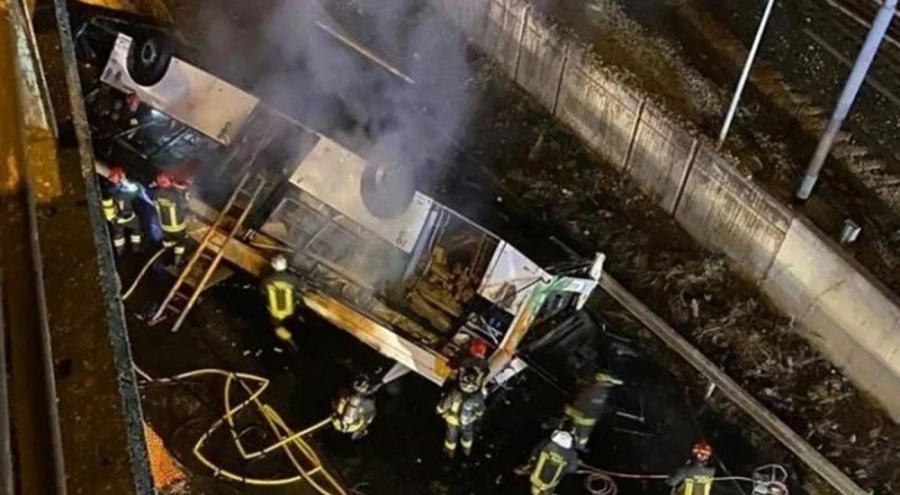 İtalya'da otobüs üst geçitten düştü! 21 kişi yaşamını yitirdi