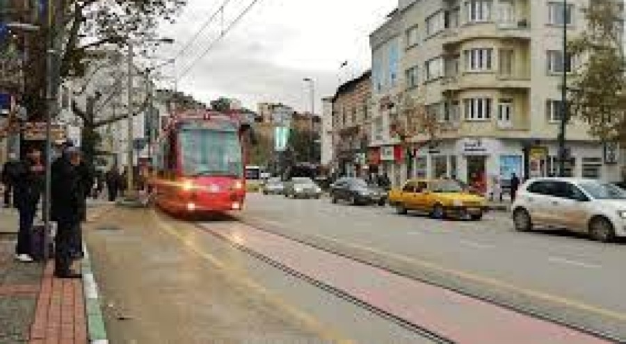 Bursa'da tramvayın arkasında tehlikeli yolculuk