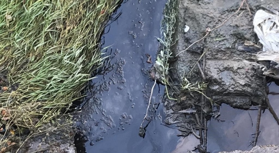 Dereye akan atıklar bölgeyi ağır koku altında bıraktı